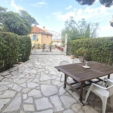 2 Pieces Climatise Avec Terrasse Et Parking, Proche Centre - Fr-1-780-84
