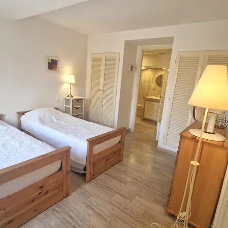 2 Pieces Climatise Avec Terrasse Et Parking, Proche Centre - Fr-1-780-84 * Sainte-Maxime