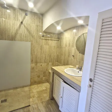 2 Pieces Climatise Avec Terrasse Et Parking, Proche Centre - Fr-1-780-84 Apartment